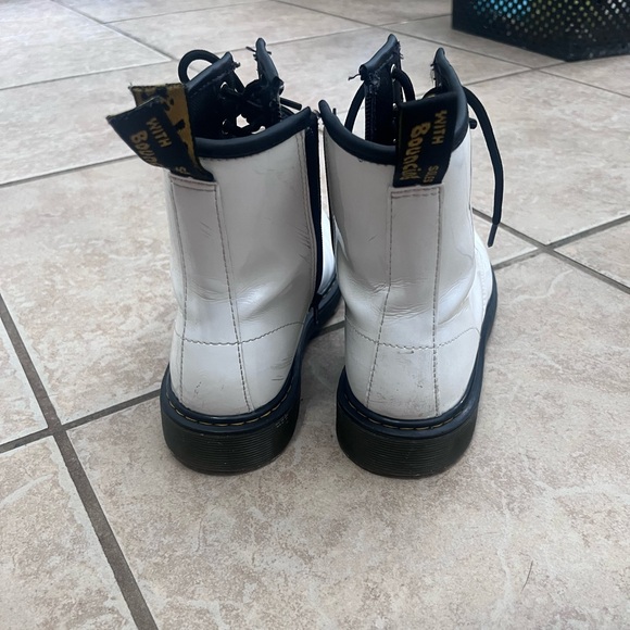 Dr. Martens GIRLS size 6. Like new. Cut on one of the pull tabs. Gently worn - Picture 2 of 6